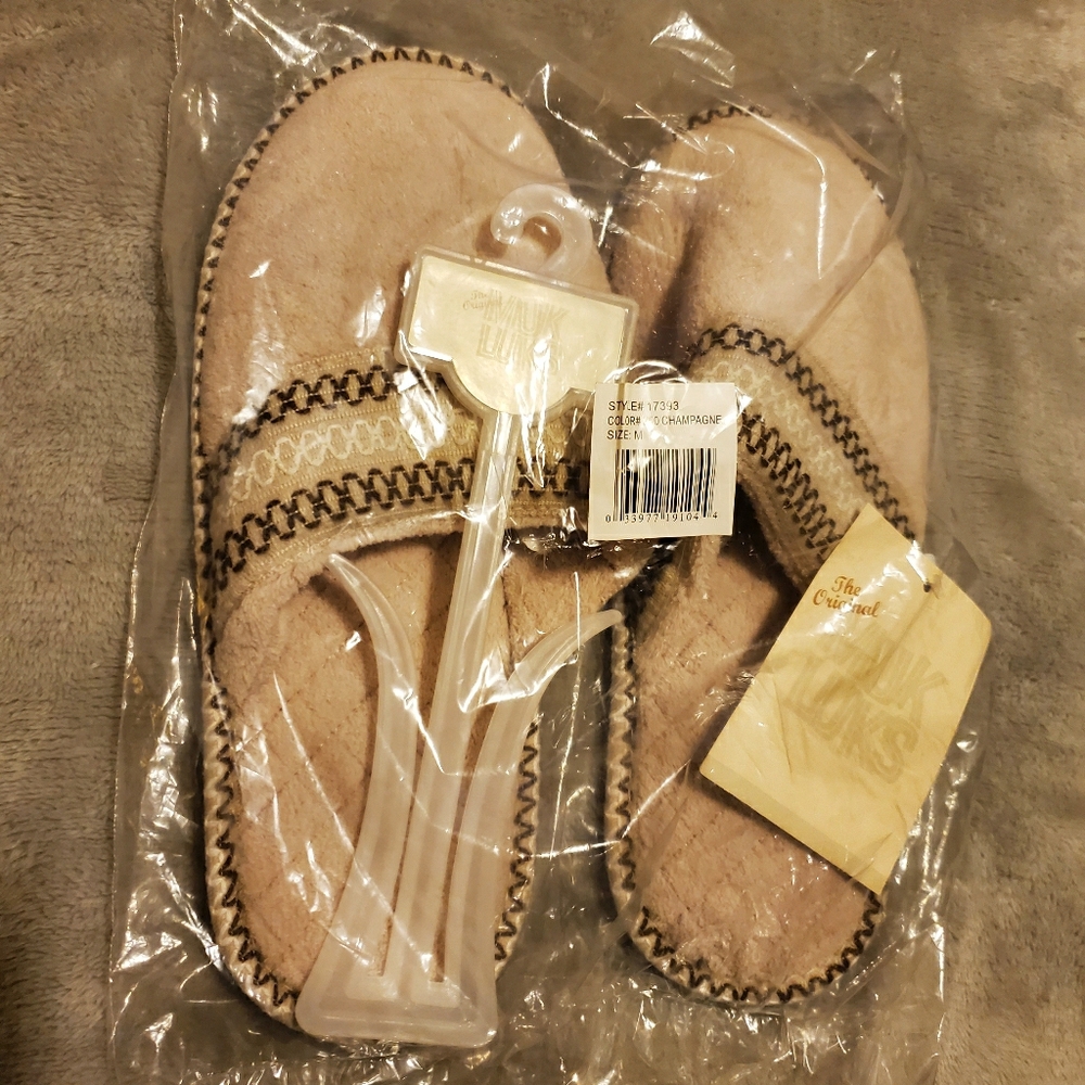 Nw/T Muk Luks Slippers